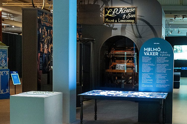 I avdelningen Malmö växer projiceras äldre svartvita porträtt på en stor liggande skärm. 