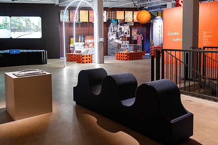 I utställningen finns flera designade föremål som kan fungera som tillfällig  sittplats eller klätteryta. 