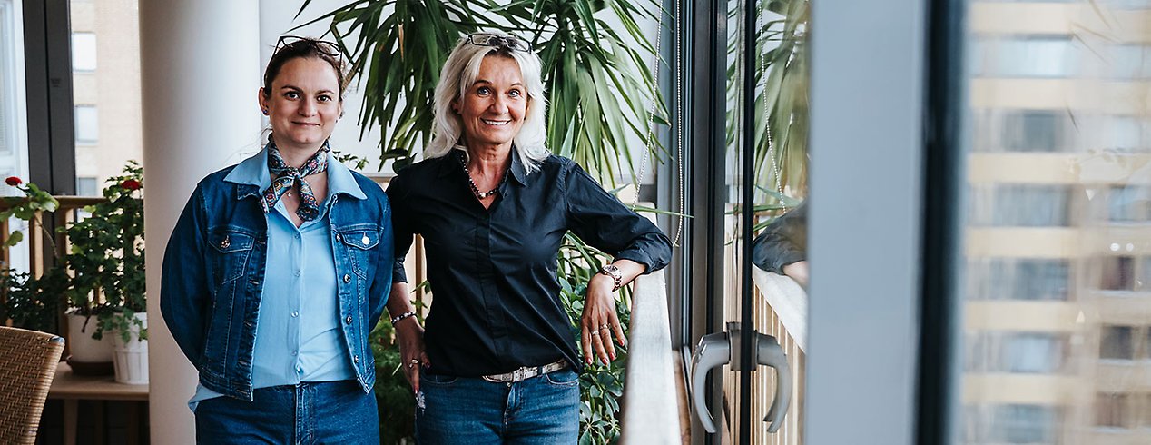 Mirana har brunt hår, blå skjorta och jeansjacka. Malgorzata har blont hår och en svart skjorta på sig.