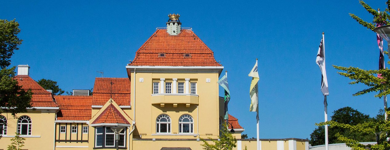 Flaggorna vajar i vinden utanför den gamla casino byggnaden i Kungsparken