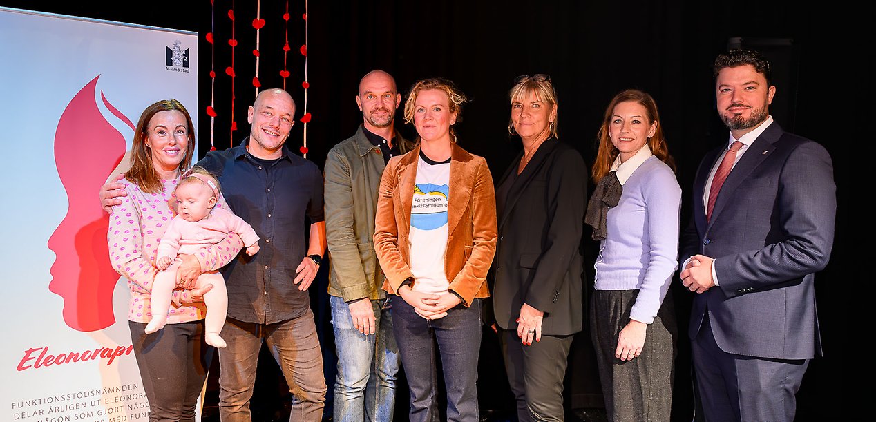 Förra årets mottagare av Eleonorapriset, Föreningen Funkisfamiljer, representerade av Johanna Österlin (mitten).