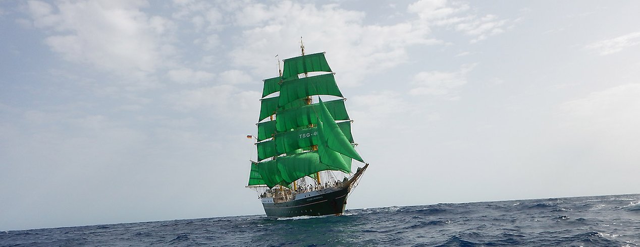 Alexander von Humboldt seglar med gröna segel på havet. 