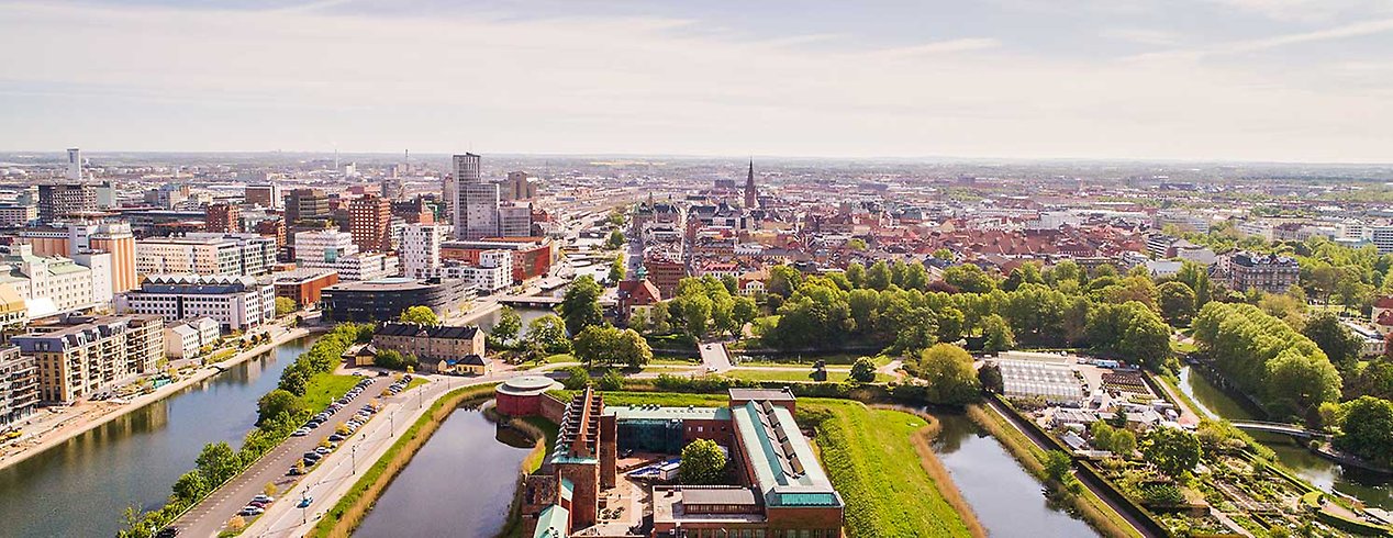En flygbild som visar Malmöhusslott och Slottsträdgården med Malmö i bakgrunden.