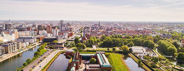 En flygbild som visar Malmöhusslott och Slottsträdgården med Malmö i bakgrunden.