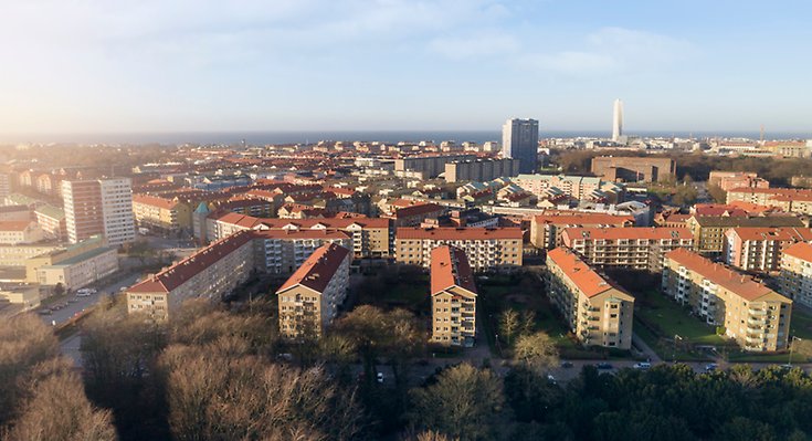 Översiktsbild över delar av Malmö med utsikt över Öresund. I bakgrunden ser man byggnaderna Kronprinsen och Turning Torso. 