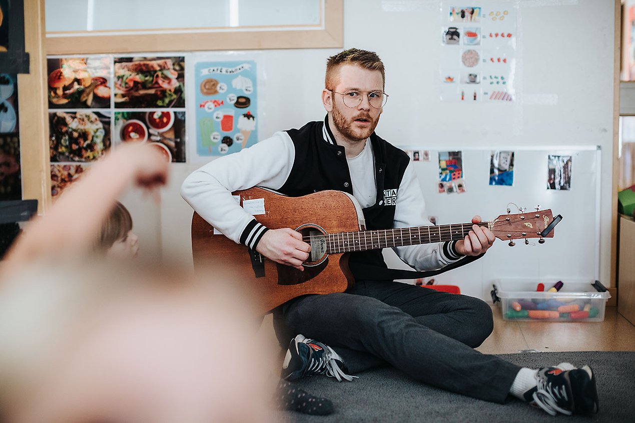 Anton Jakobsson, förskollärare som arbetar heltid med musikundervisning