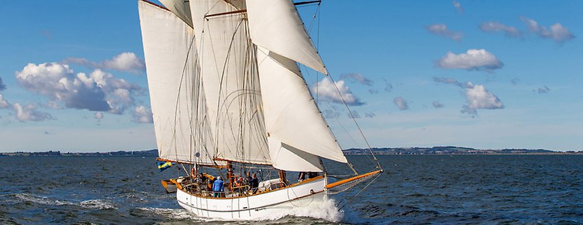 Skonaren Nina på öppet vatten. 