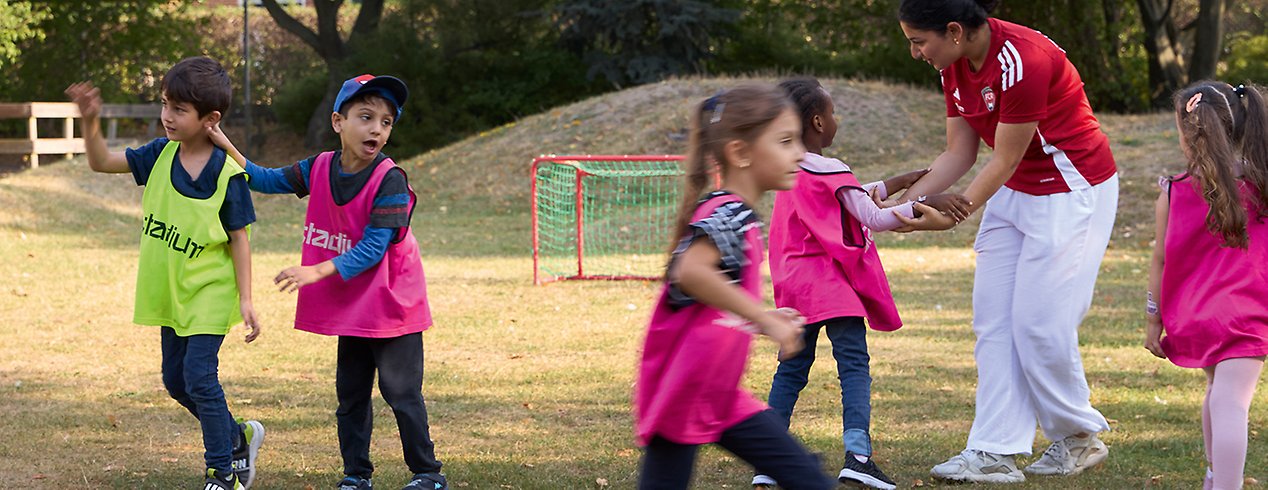 FC Rosengård och Pilevallens förskola kombinerar högläsning med fotbollsträning.