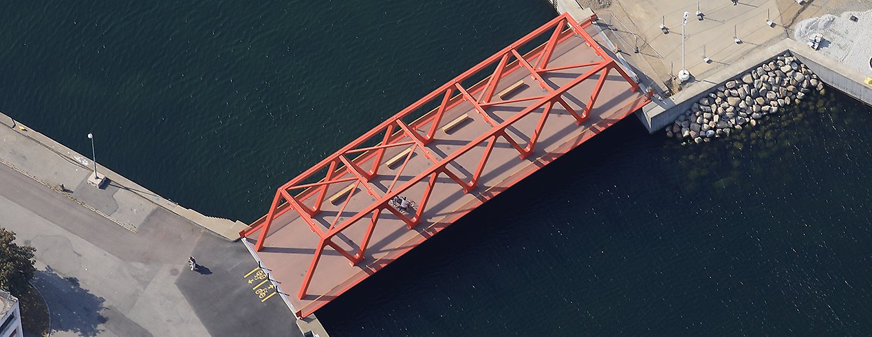 Den röda bron förbinder Universitetsholmen och Varvsstaden åt