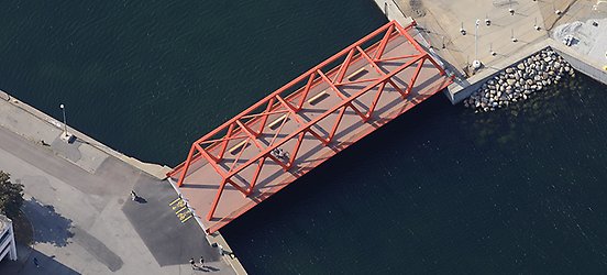 Den röda bron förbinder Universitetsholmen och Varvsstaden åt