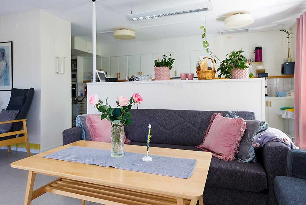 En blombukett på soffbordet doftar gott medan du sitter i
den mjuka soffan.