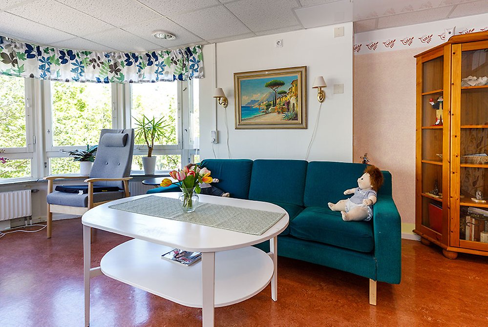 En bukett tulpaner på bordet doftar gott när du slår dig ner i soffan och tittar ut genom de stora fönstrena.