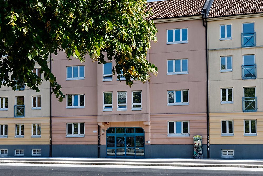 Husfasaderna som har olika färger skapar ett behagligt mönster.