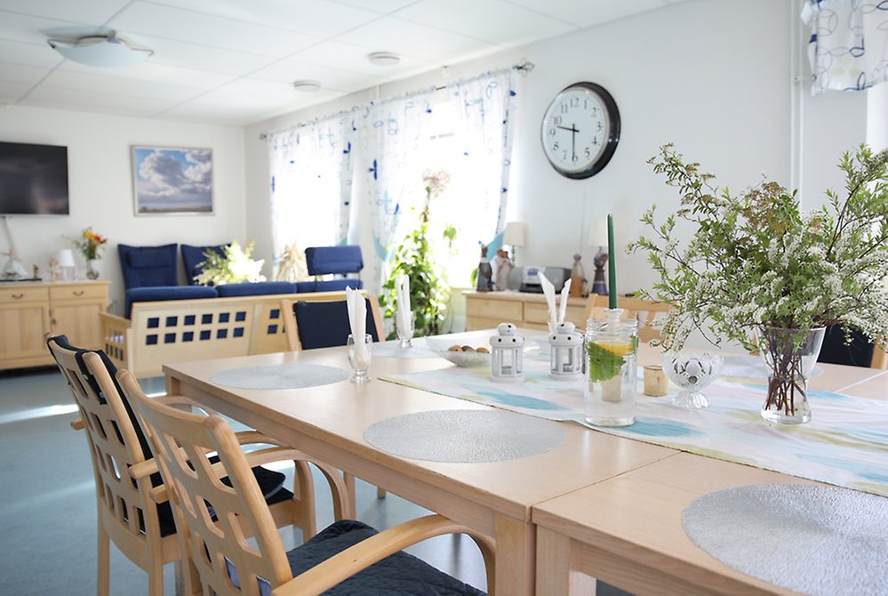 Det
stora långbordet har plats för så många att sitta ner tillsammans och äta.