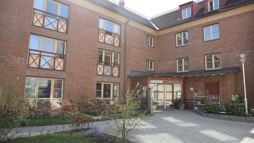 Från de franska balkongerna har alla våningar insyn till gården.
