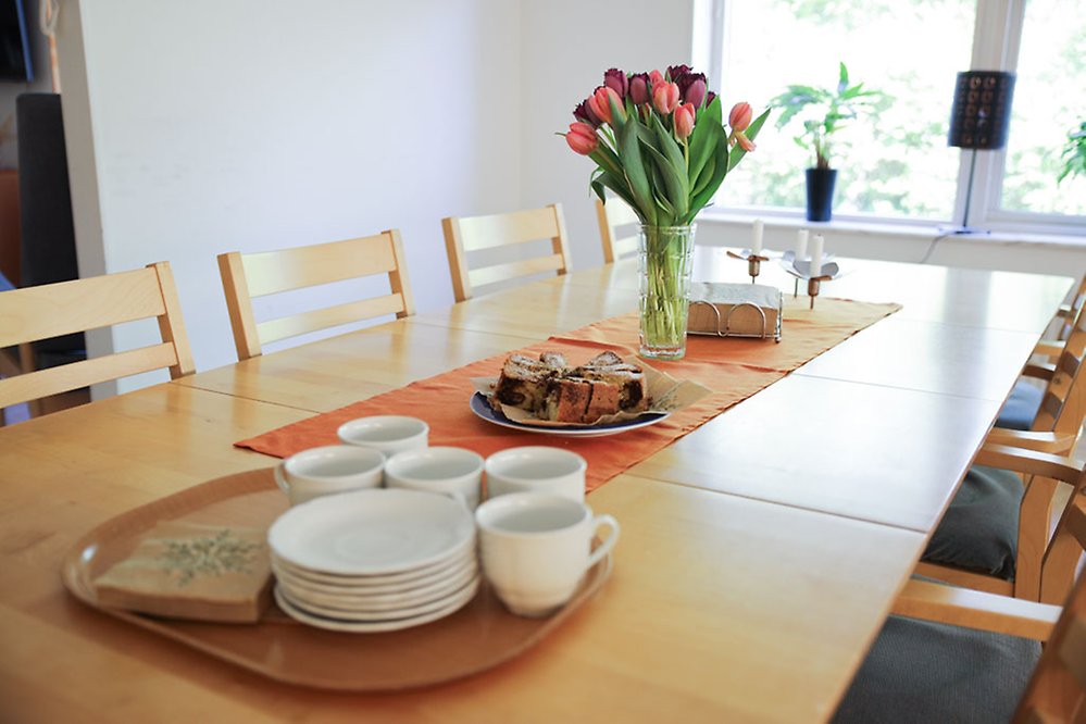 Nybakat fika blir ännu trevligare med lite färska blommor på bordet.