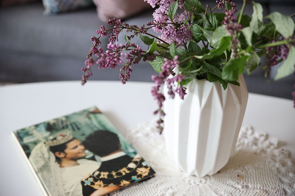 Att pynta bordet med blommor från trädgården är extra härligt.