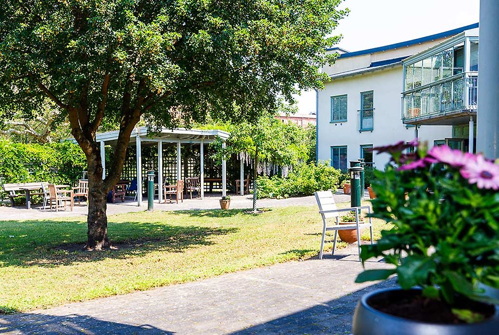 Tvåvåningshus i ljusgul fasad