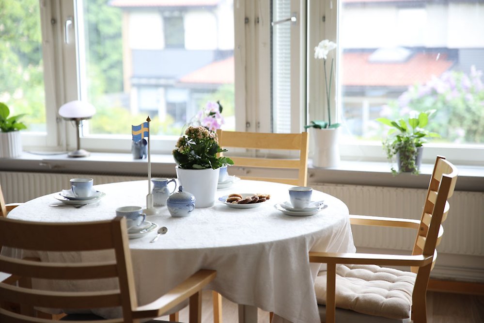 Det har dukats upp med finporslin, blomma och
flagga på matsalsbordet.