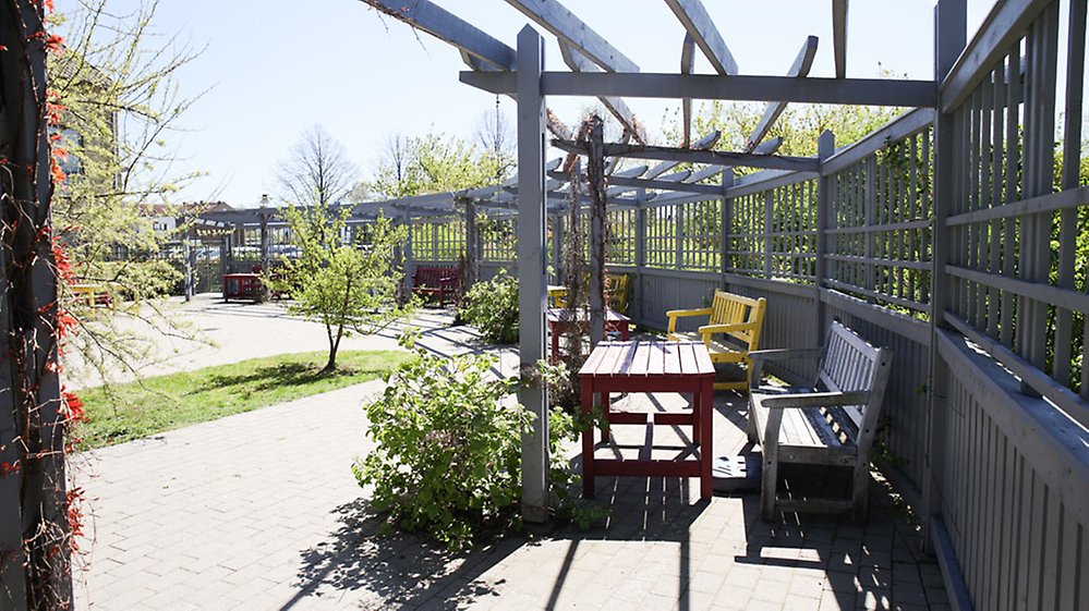 Det finns alltid en sittplats längs vår grönskande pergola, både i sol
och i skugga.