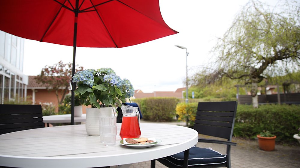 Det kan vara skönt att sitta ute varma dagar med ett
parasoll som skydd och ett glas kall saft.