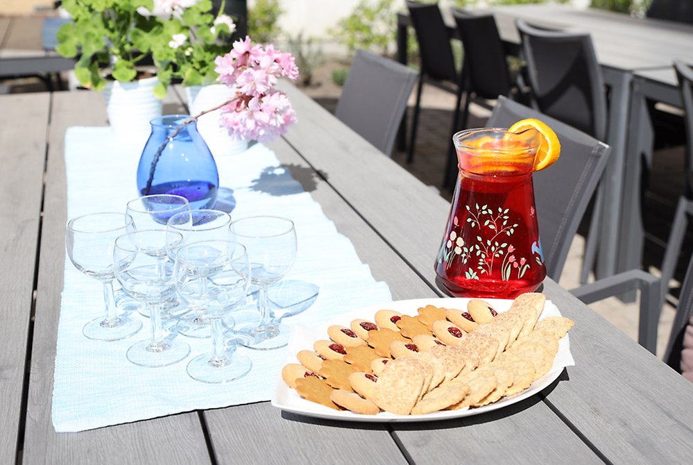 Det är härligt att sitta på uteplatsen och njuta av en
svalkande dryck och en fika.