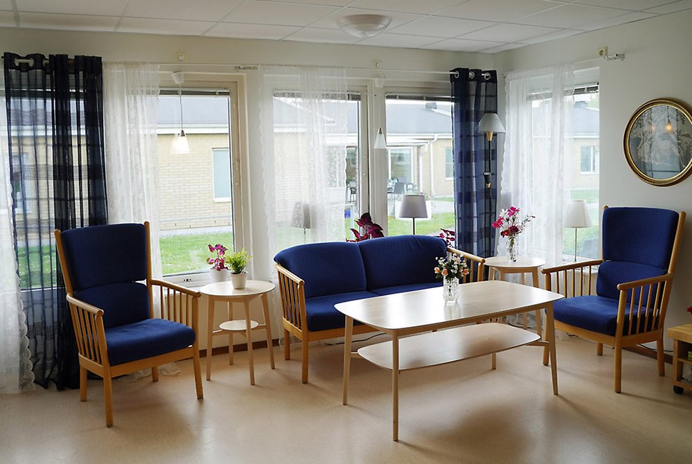 Skira gardiner och en skön sittgrupp bjuder in till trevliga
samtal.