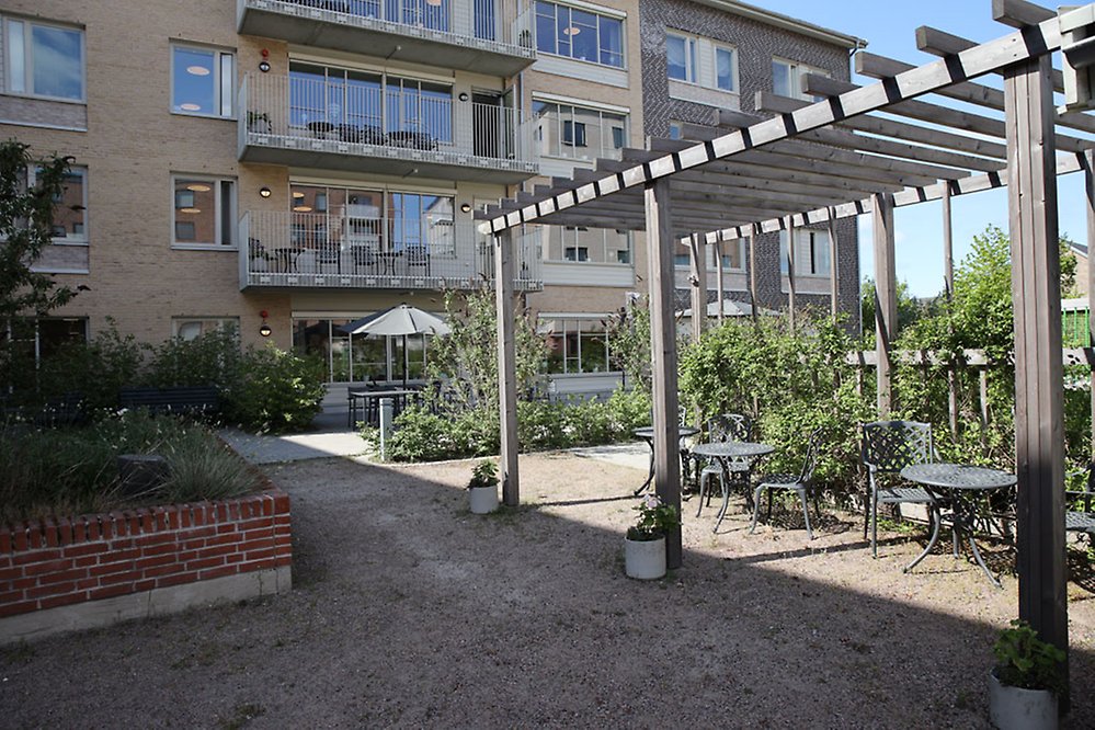 Vi har en stor gård som bjuder in till aktiviteter och sittplatser i
både sol och skugga. 