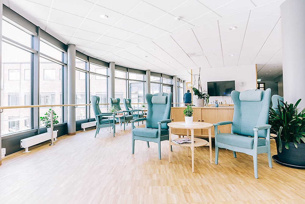 Vårt luftiga och ljusa allrum skapar plats till
aktiviteter och ger härlig utsikt över innergården.