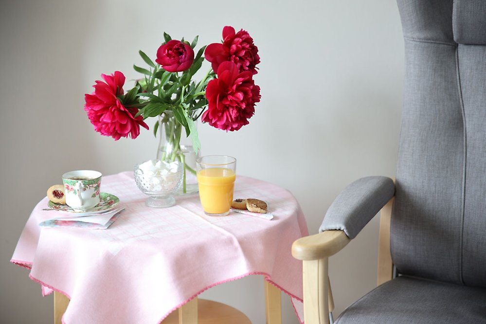 Fikat smakar extra gott när dukningen är krönt med vackra blommor.