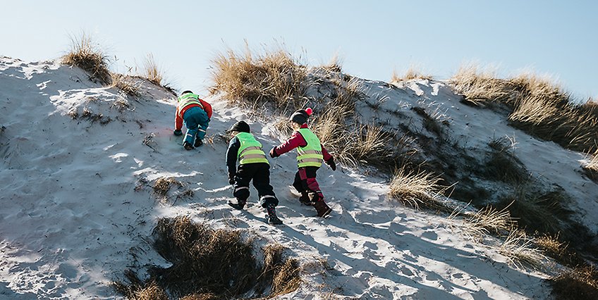 Barn från Karsholms förskola på upptäcktsfärd på stranden.