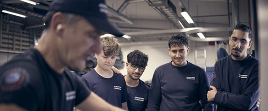 Yrkeslärare med elever på fordon- och transportprogrammet på Agnesfrids gymnasium. 