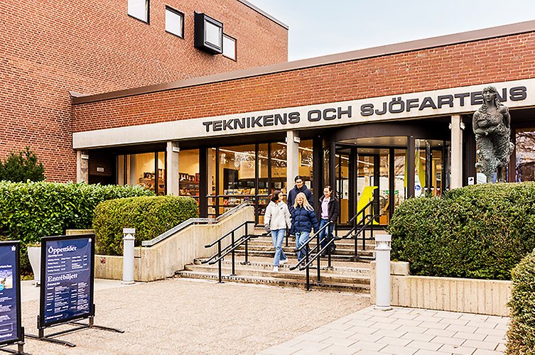 Teknikens och sjöfartens hus ligger i en tegelklädd 60-talsbyggnad. 