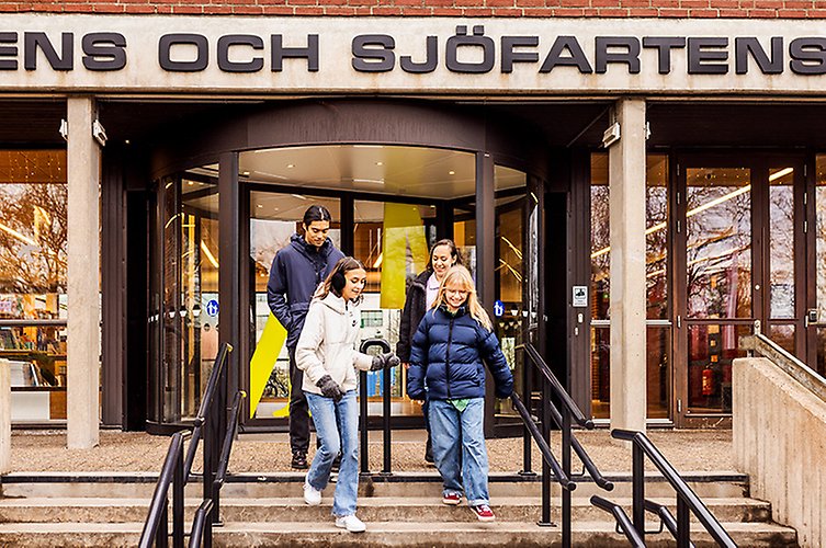 Ingång till byggnaden sker genom en dörrsnurra men det finns även en dörr bredvid att använda vid behov. 