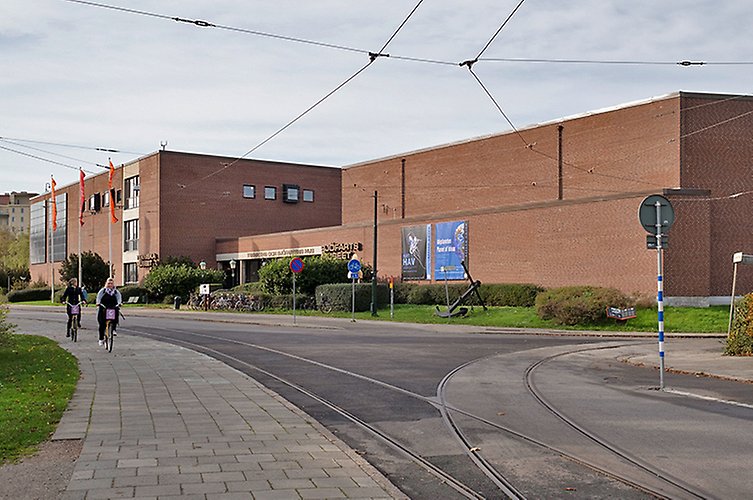 Teknikens och sjöfartens hus är en stor tegelbyggnad från 60-talet. 