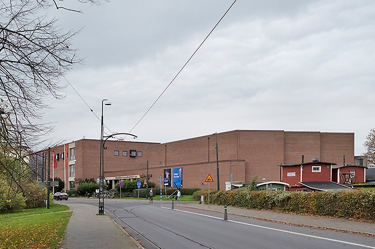 Teknikens och sjöfartens hus ligger precis bredvid de gamla fiskehoddorna.