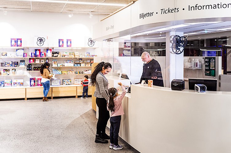 I foajé finns biljettkassa och en museibutik. 