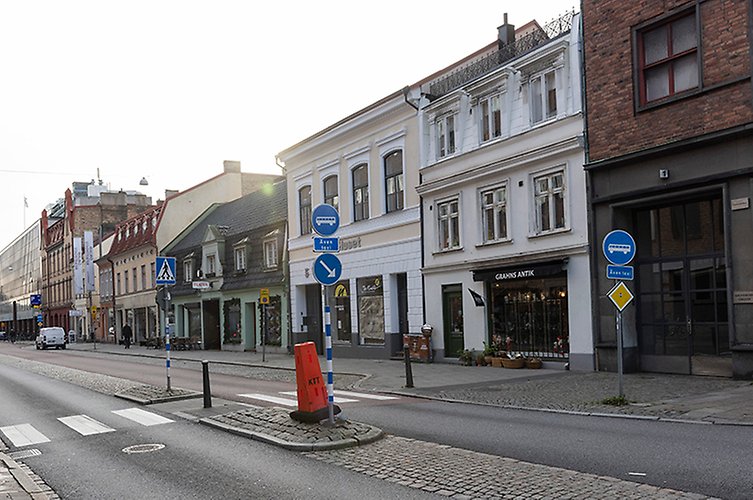 Husen är väl bevararade men kullerstensgatan har ersatts med asfalt.