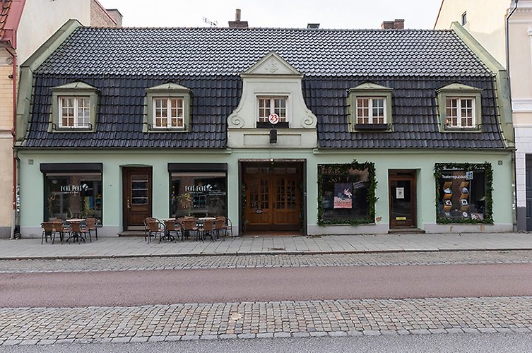 Huset är väl bevarat och i butikslokalerna finns 2022 café och teaterlokal.