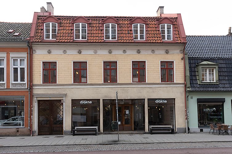 Huset är väl bevarat och i bottenplan används but8ikslokalerna fortfarande.