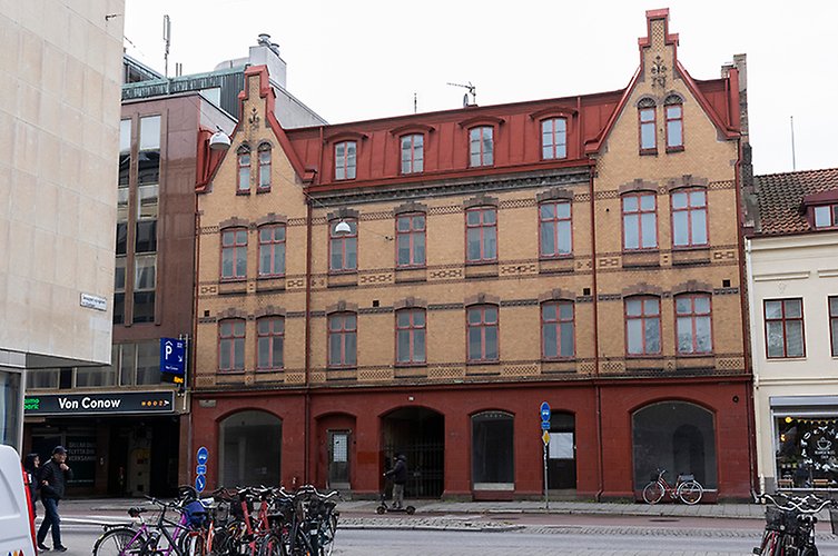 Huset är väl bevarat och används idag både som bostadshus och av butiker i bottenplan.