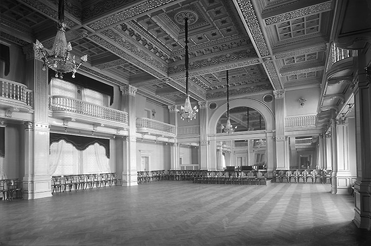 Högt i tak och pampiga pelare och stukaturer i den stora spegelsalen. 