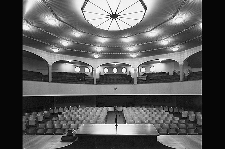 Den stora salongen hade en läktare med raka rader och balkong med valv, i taket belysning med rund form. 