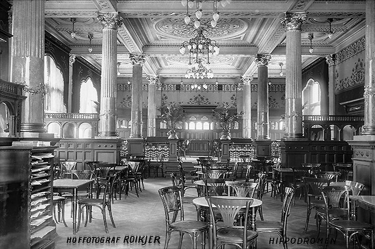 Cafélokalen var lyxigt inredd och i  bakgrunden syns de gamla pampiga pelarna. 