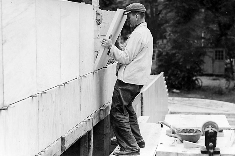 Man bygger en vägg på byggnaden.