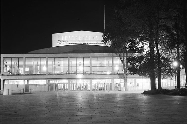 Stadsteatern på kvällen