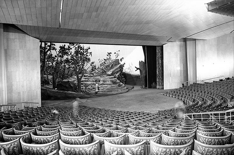 Interiör bild från salongen med scenen i fokus.