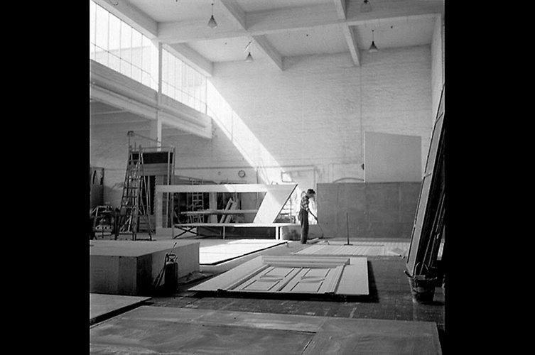 Man arbetar i kulissverkstaden