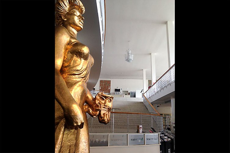 Foajen med skulptur i guld