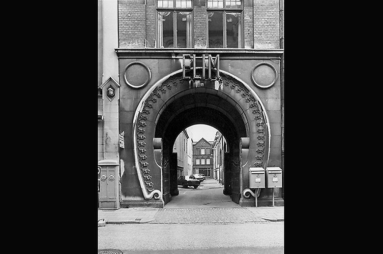 Portalen in till gränder som leder till entrén, dekorativ båge runtom. 